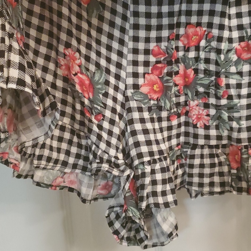 Forever 21 ruffled shorts - Picture 4 of 5
